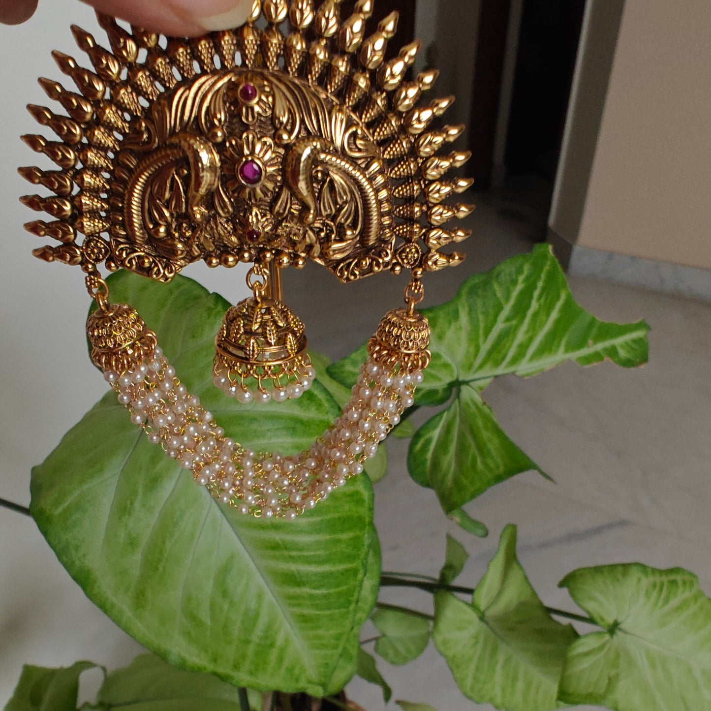 Juda/bun pin in gold with work with pearl hanging below