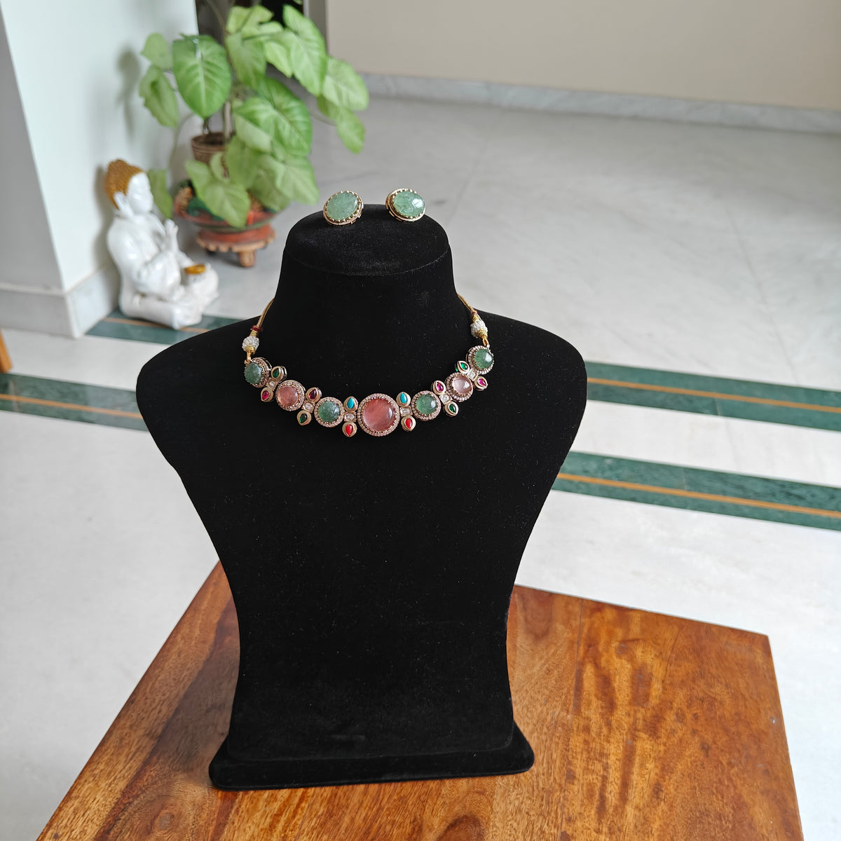 Sikta set with multicolour stones,small stones in between