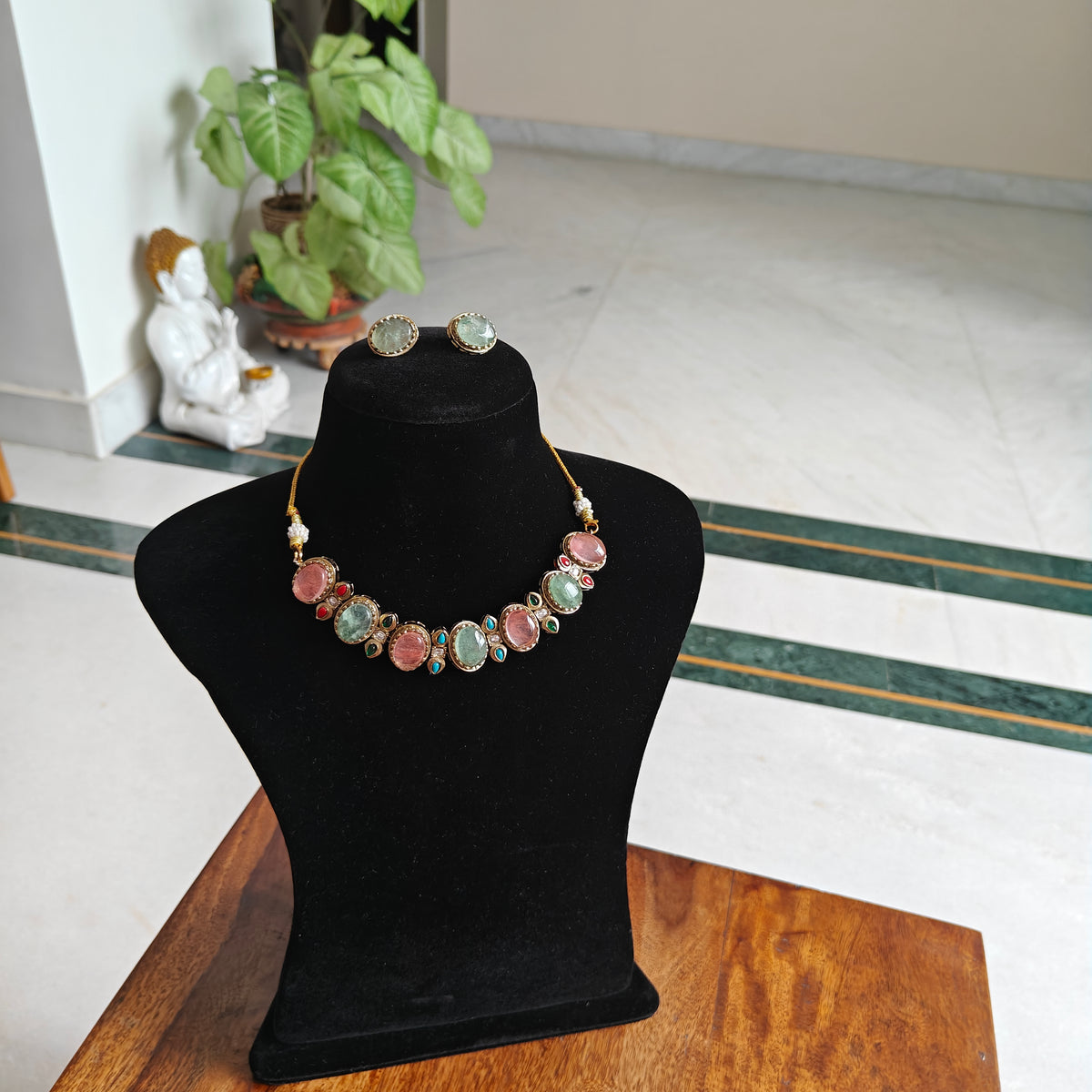 Sikta set with multicolour stones,small stones in between