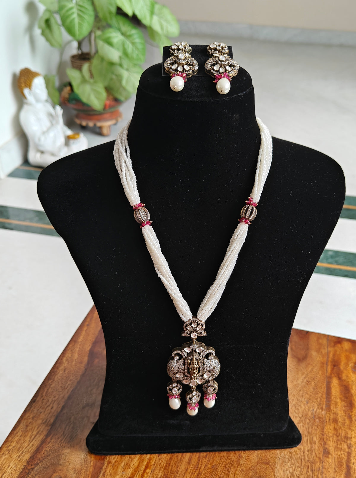 Sushanti set with poth pearl strings and Vishu pendant