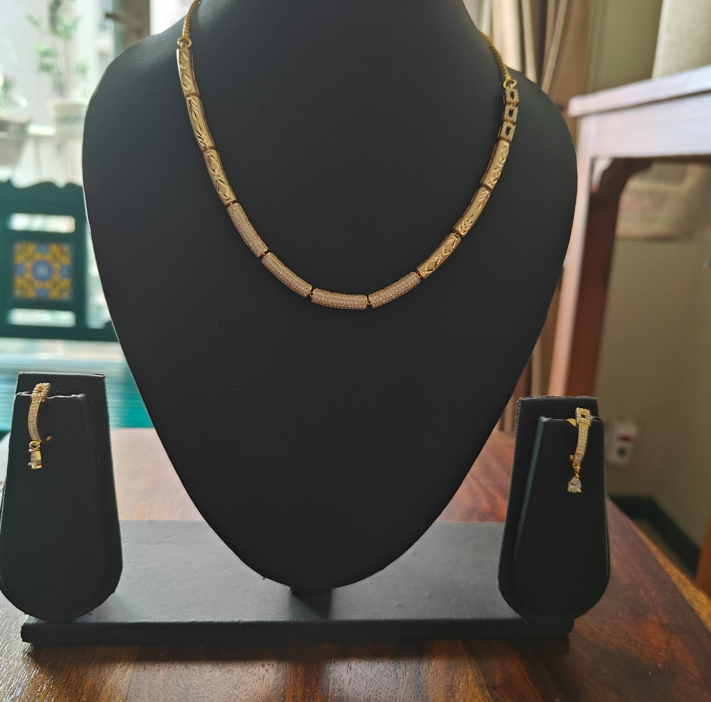 Golden necklace set with engraving