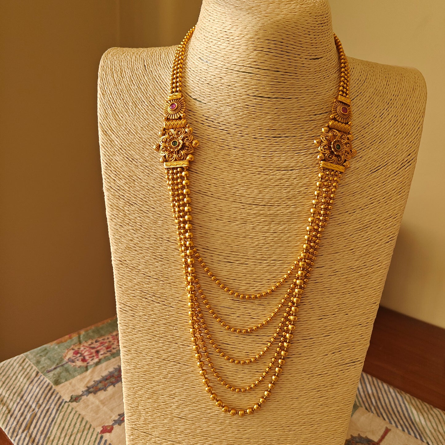 Rijuta set with golden bead chains