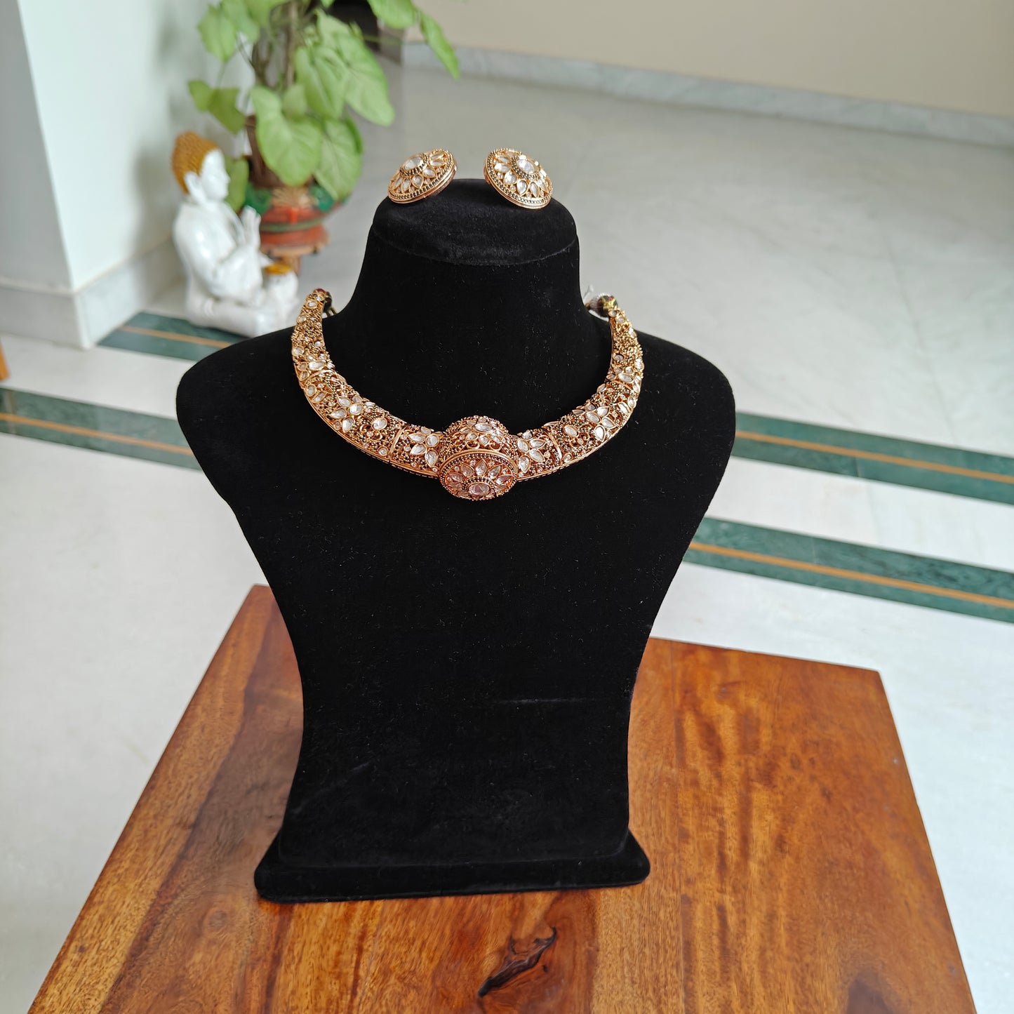 Gandhari hasli set with moissanite flowers