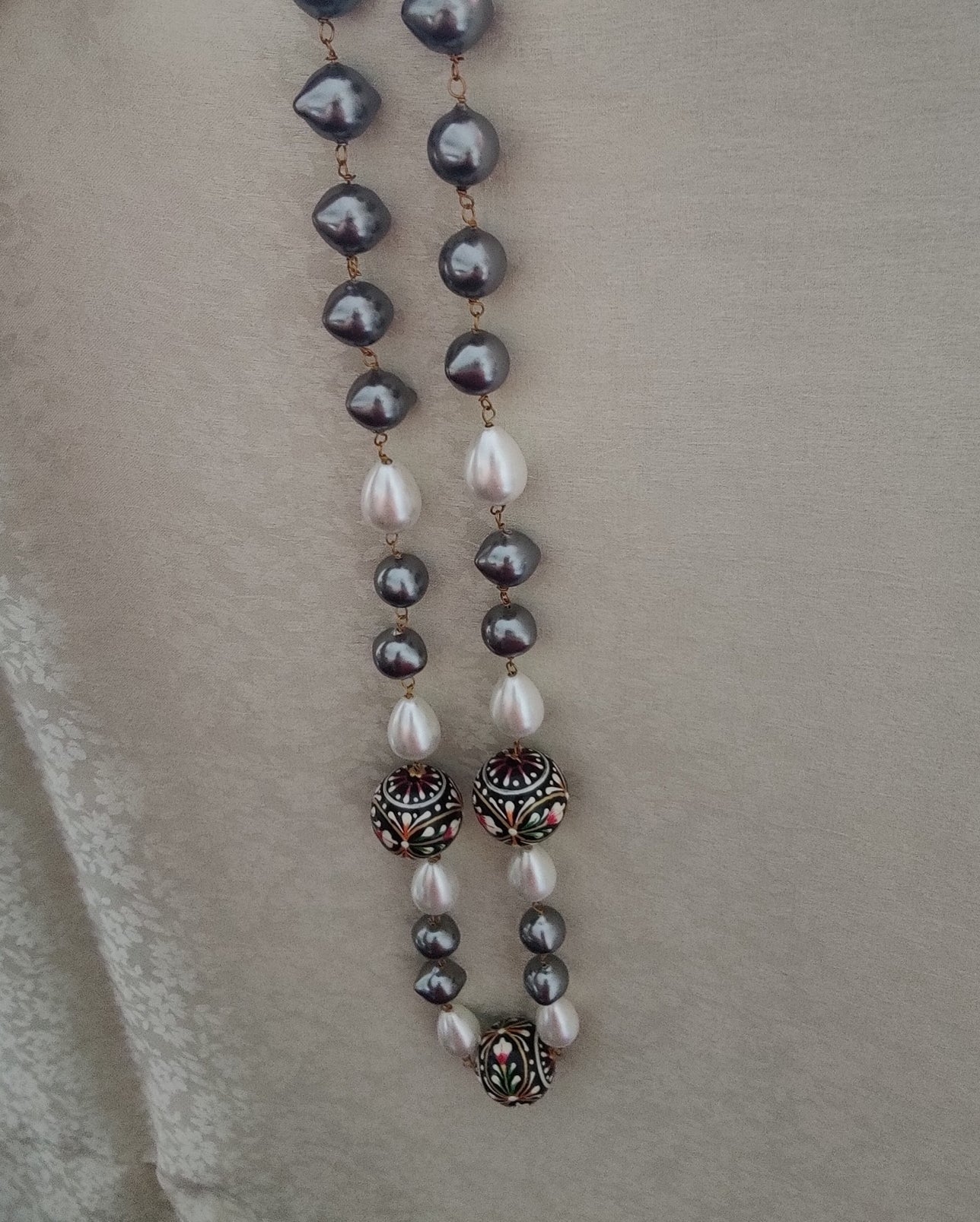 Asvika painted beads set with baraque pearls
