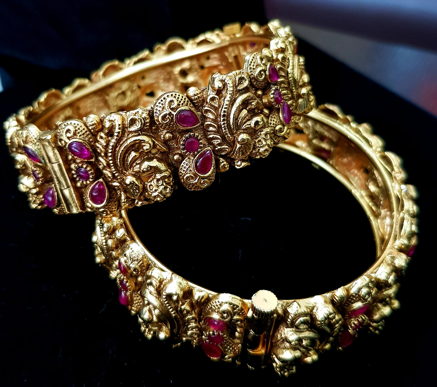 Temple jewelry gold finish bangle (kangan-2) with kemp stone inlay and exquisite kaarigari