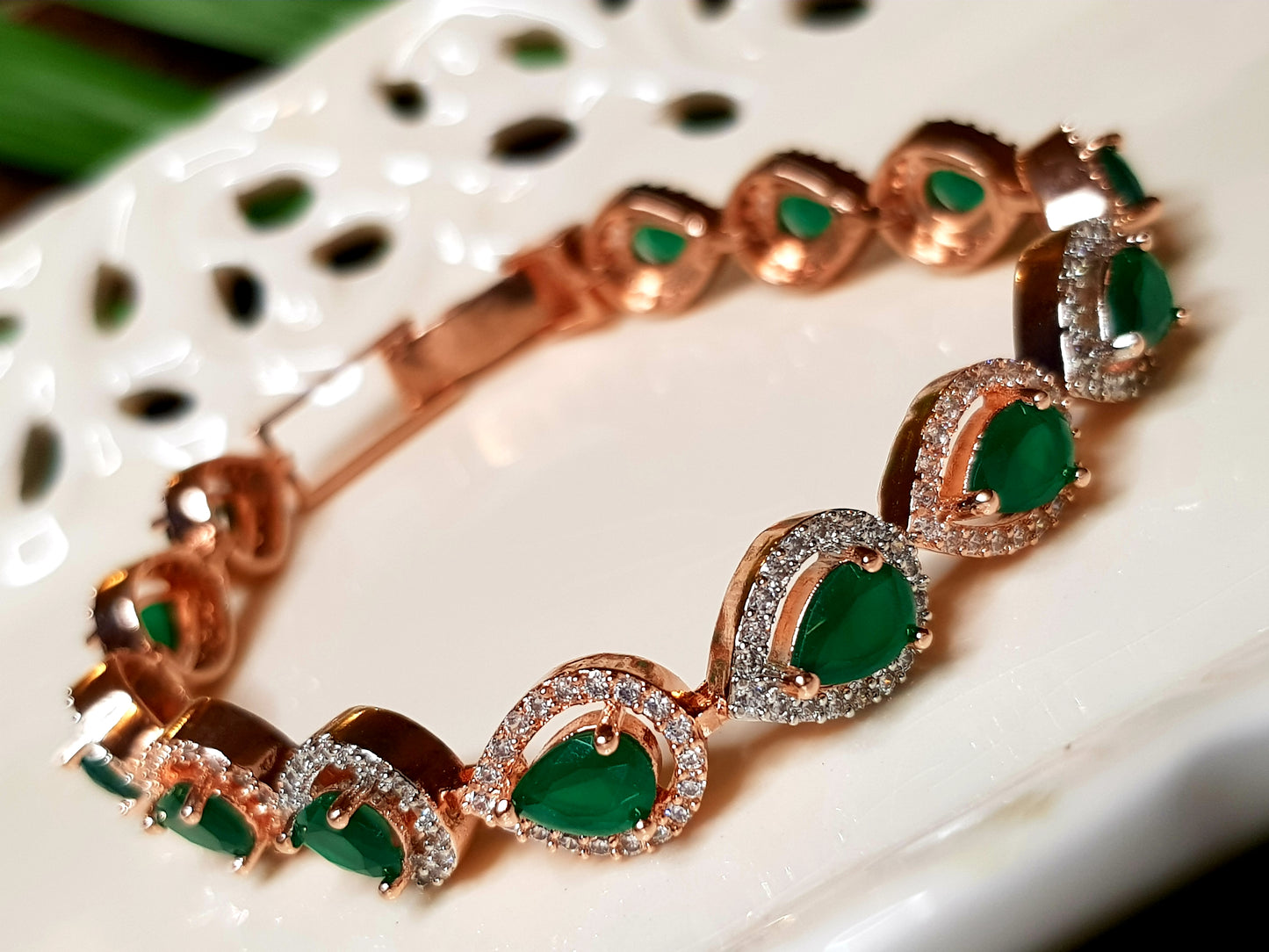 Emerald teardrops bracelet in rose gold finish