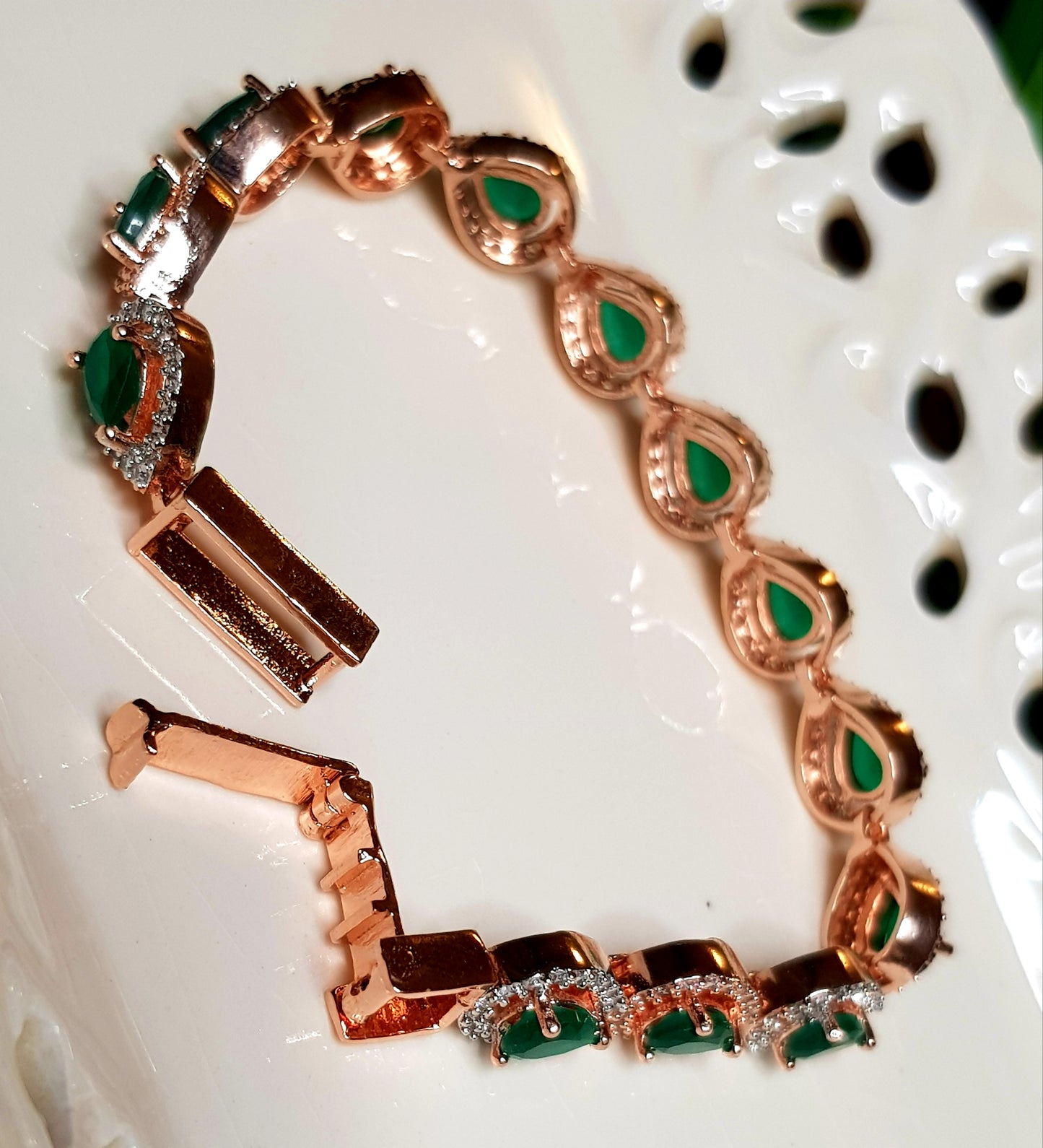 Emerald teardrops bracelet in rose gold finish