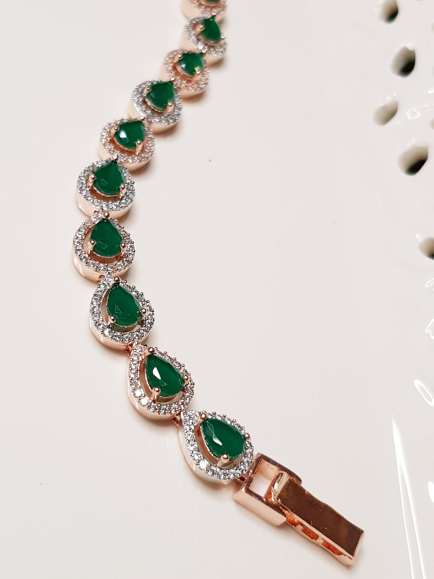 Emerald teardrops bracelet in rose gold finish