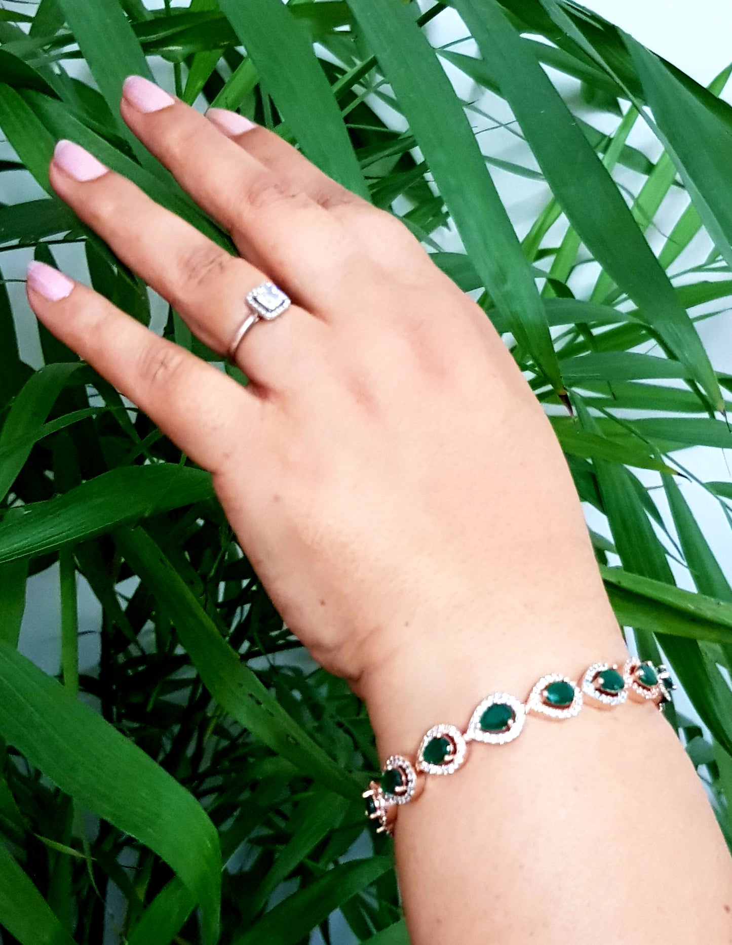 Emerald teardrops bracelet in rose gold finish