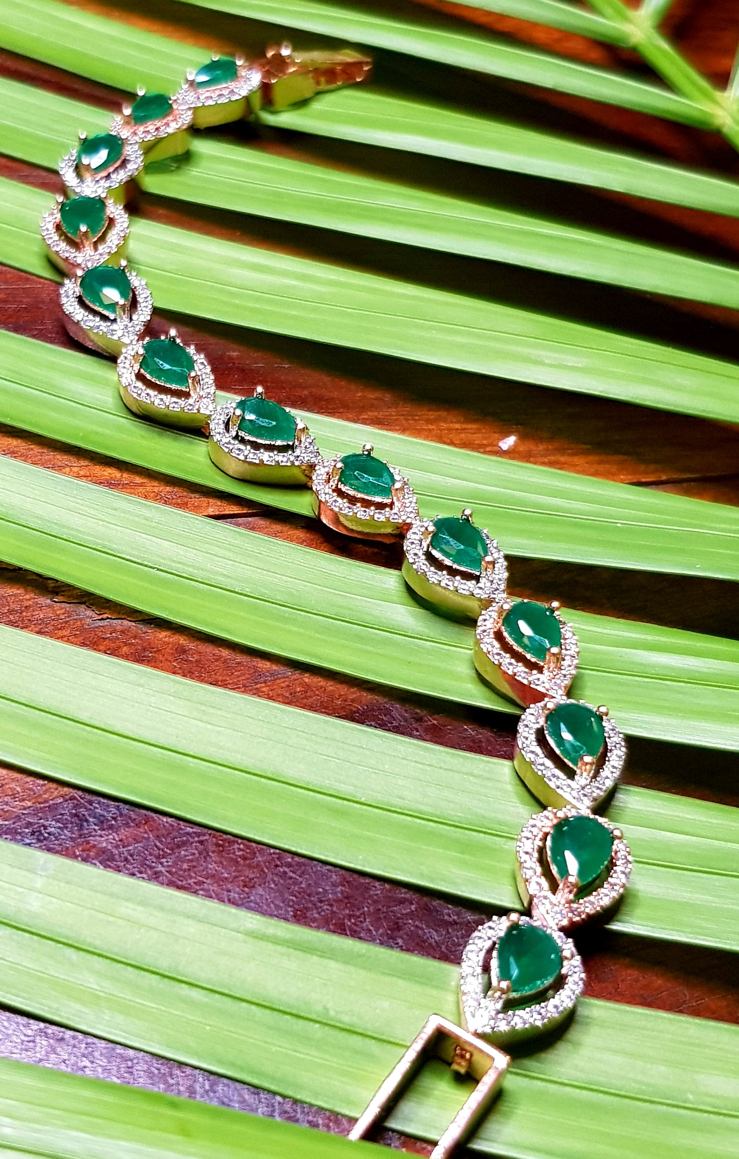 Emerald teardrops bracelet in rose gold finish