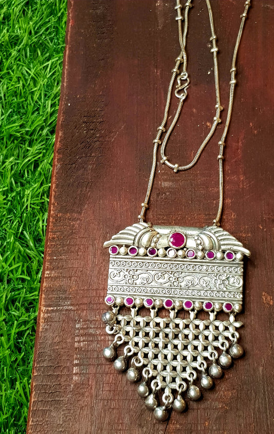 Long necklace in silver finish with "jaali" designed pendant, pink/mint green/deep pink stone inlay