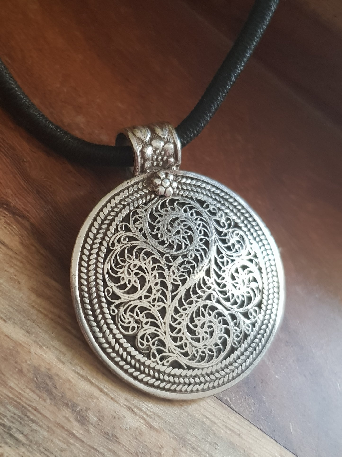 Silver pendant, medium sized circular with filigree detailing