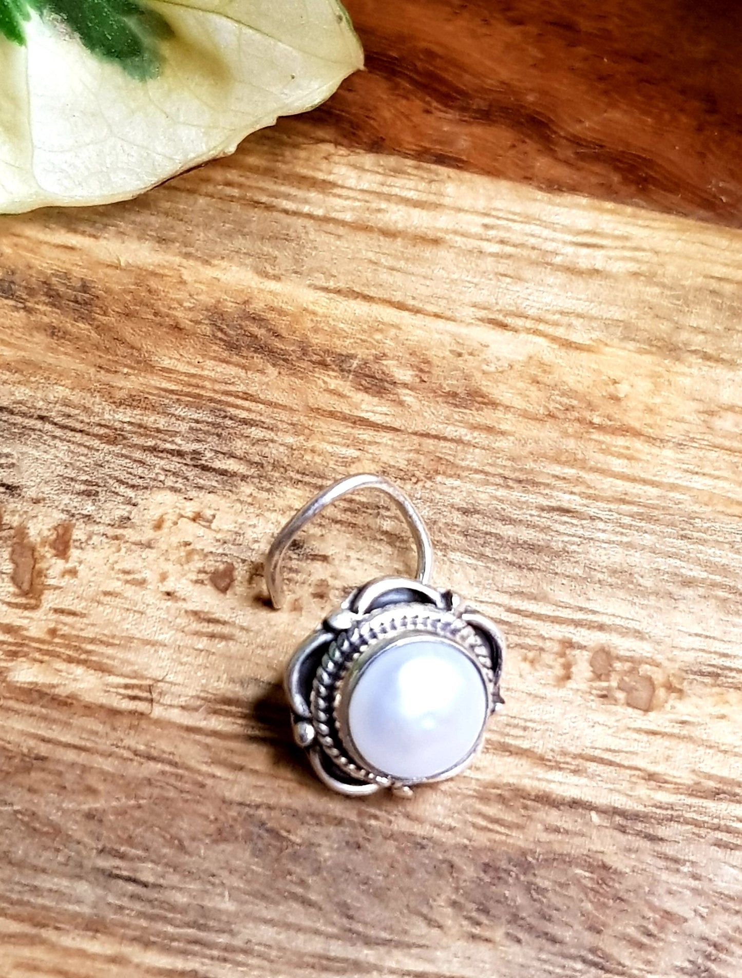 Silver nosepin with big pearl or black stone center