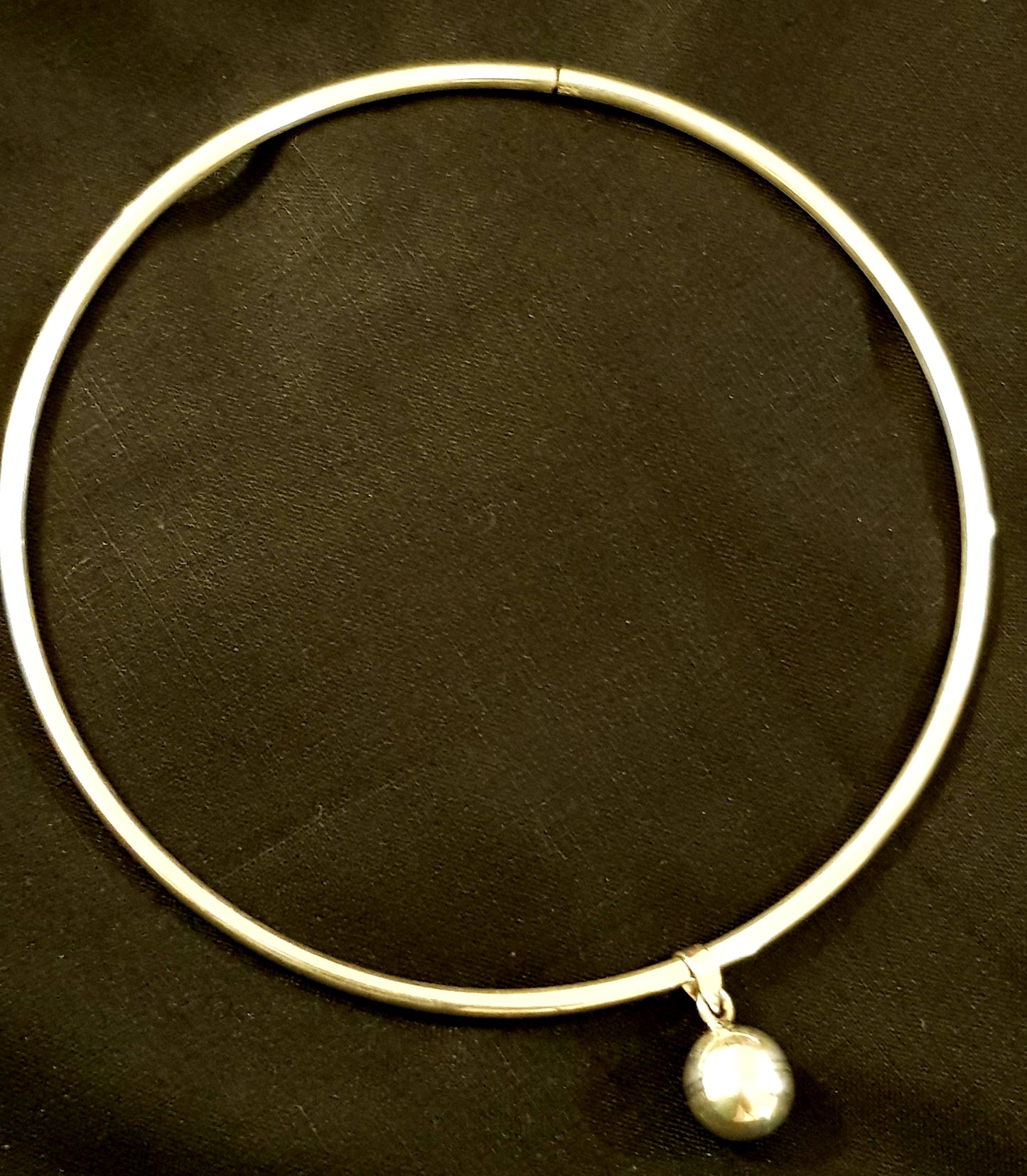 Silver circular necklace (hasli) with silver ball pendant