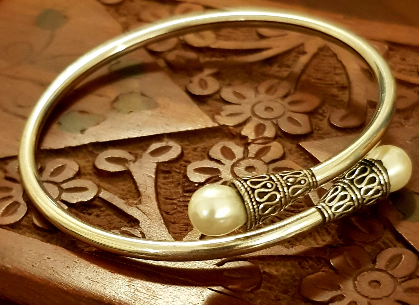 'Pearly gates' silver bangle