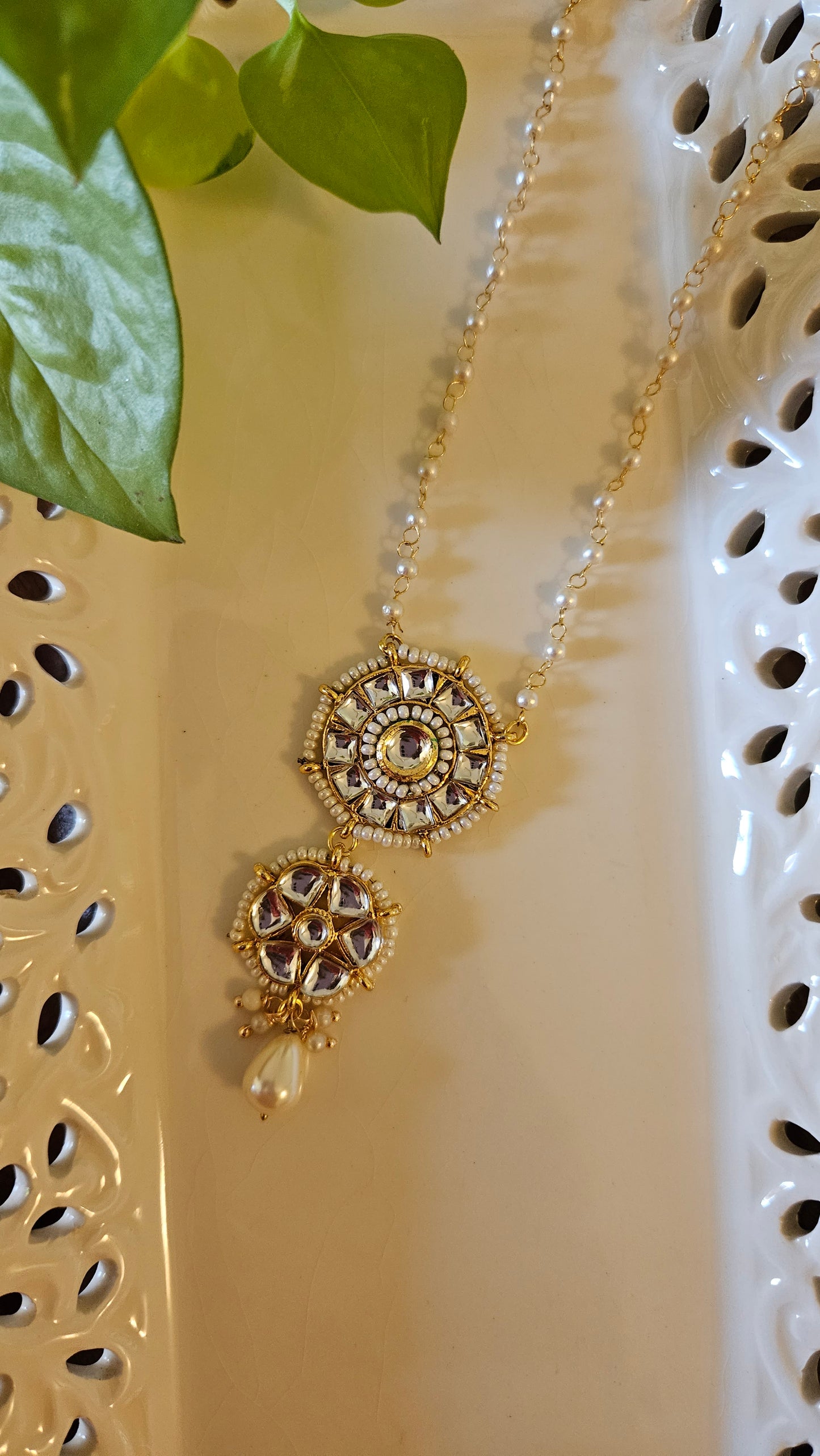 Necklace with pearl chain and kundan pendant (4 designs)