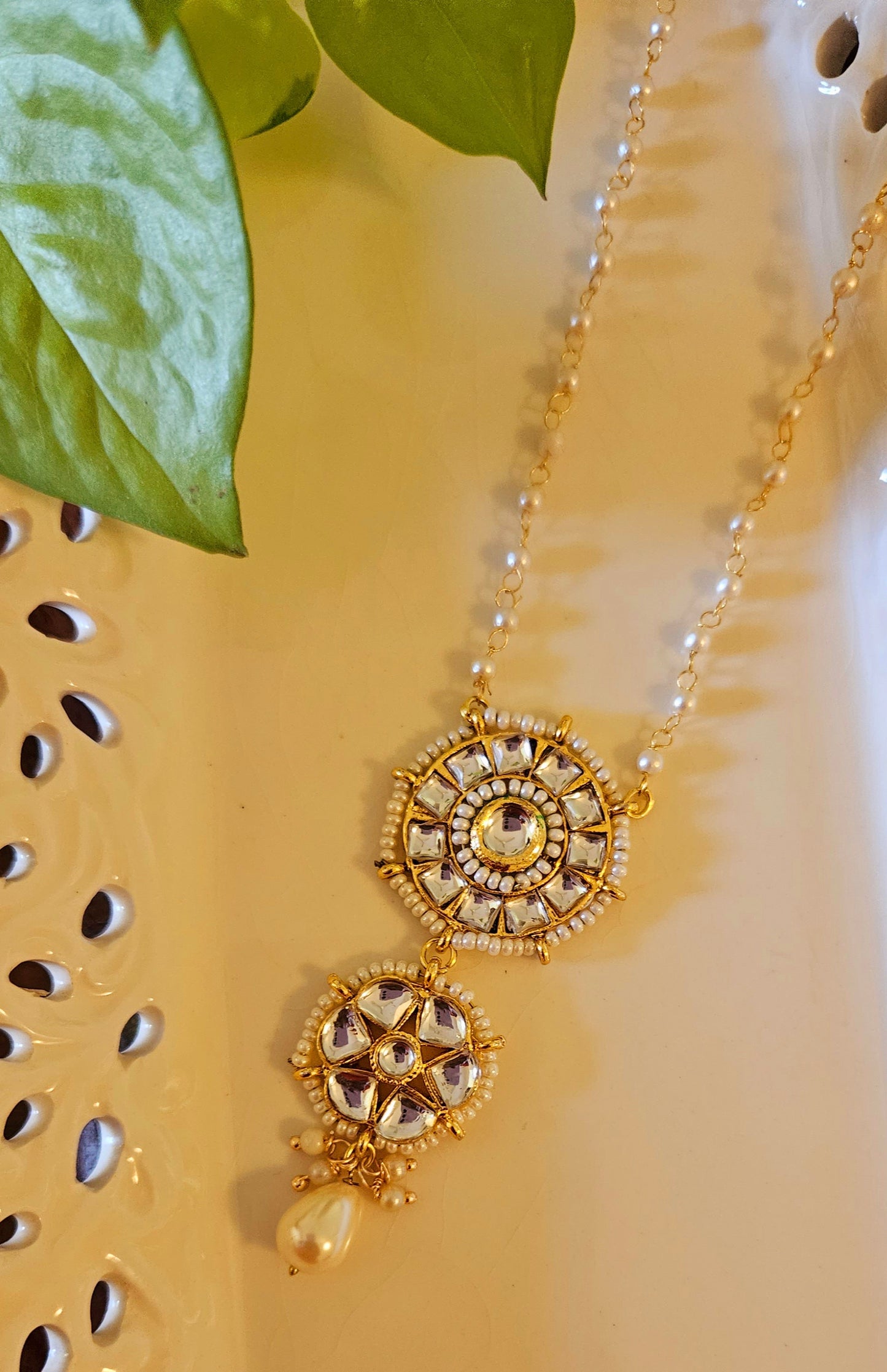 Necklace with pearl chain and kundan pendant (4 designs)