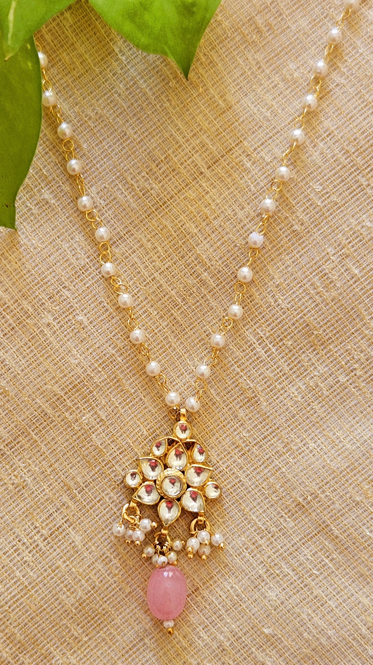 Necklace with pearl chain and kundan pendant (4 designs)