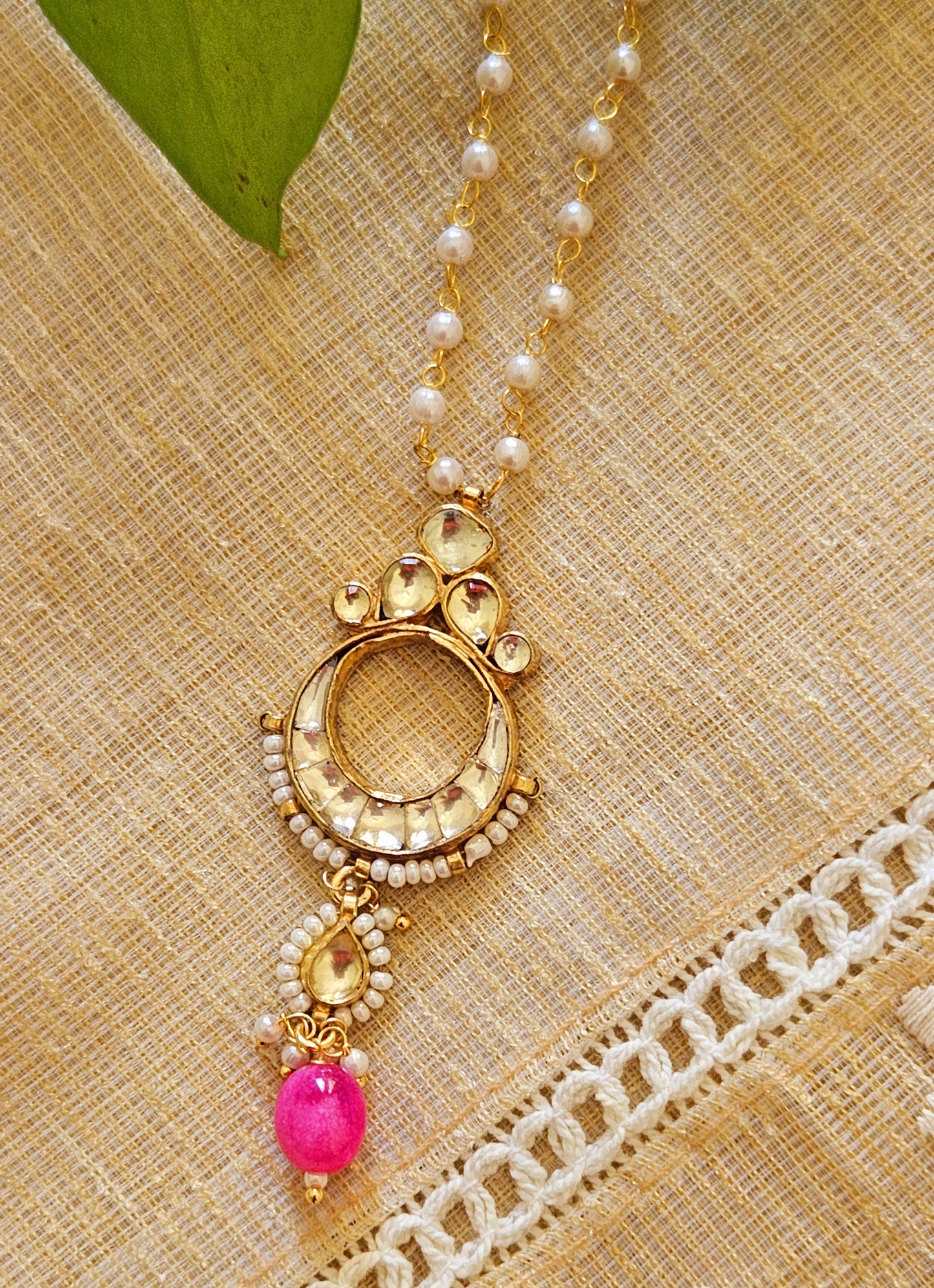 Necklace with pearl chain and kundan pendant (4 designs)