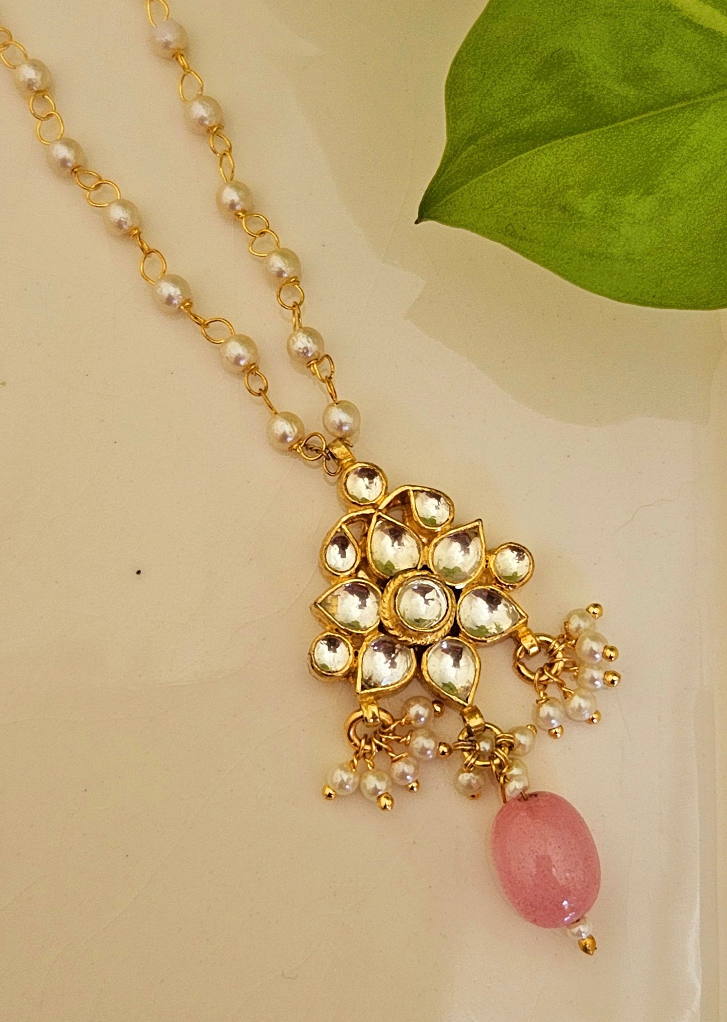 Necklace with pearl chain and kundan pendant (4 designs)