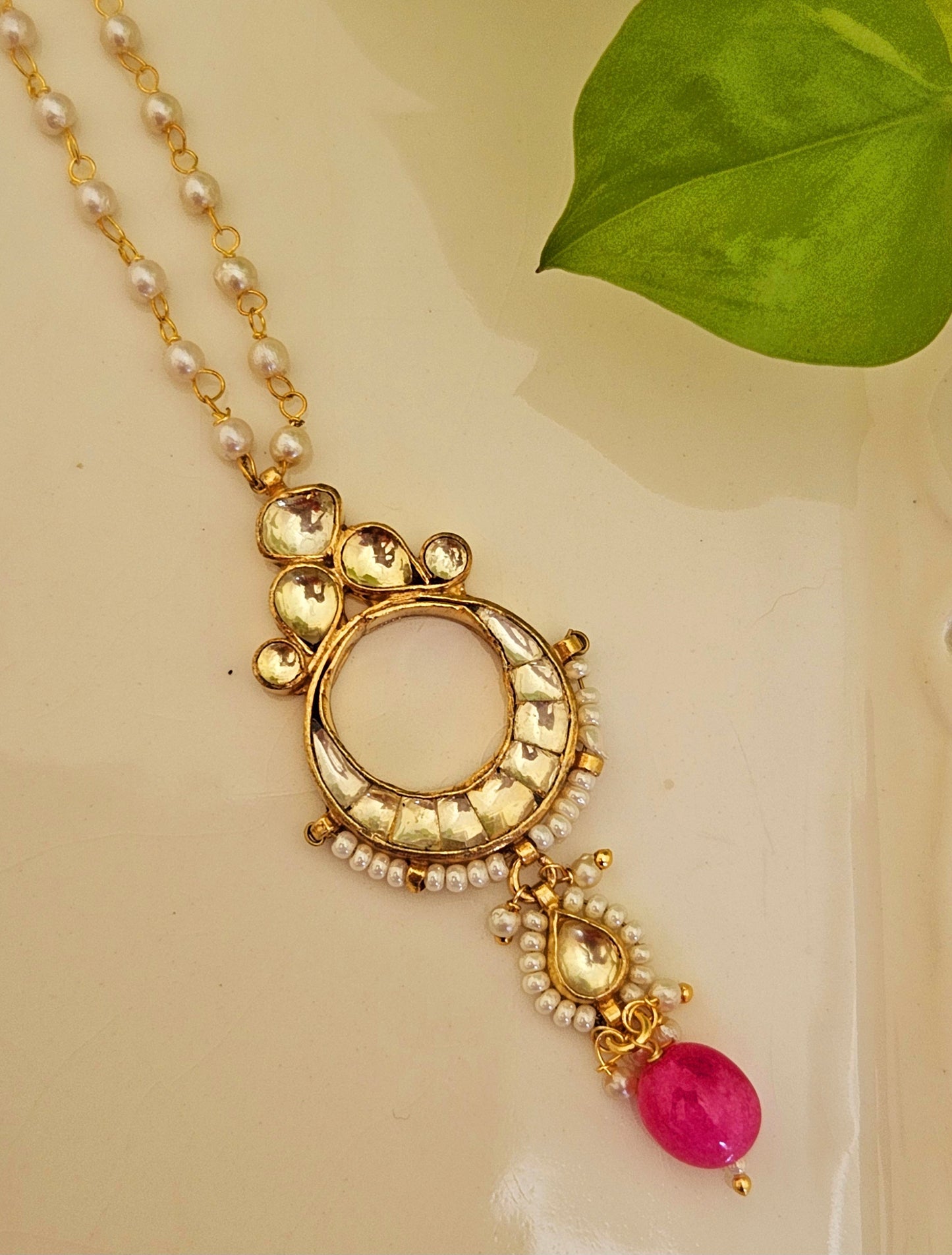 Necklace with pearl chain and kundan pendant (4 designs)