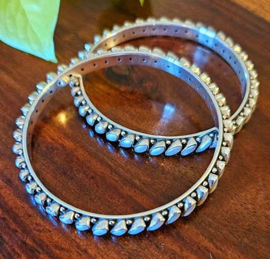 Bangles/Karas in silver with pearls mount in leaf shape (2 pcs),size 2.4,2.6,2.8