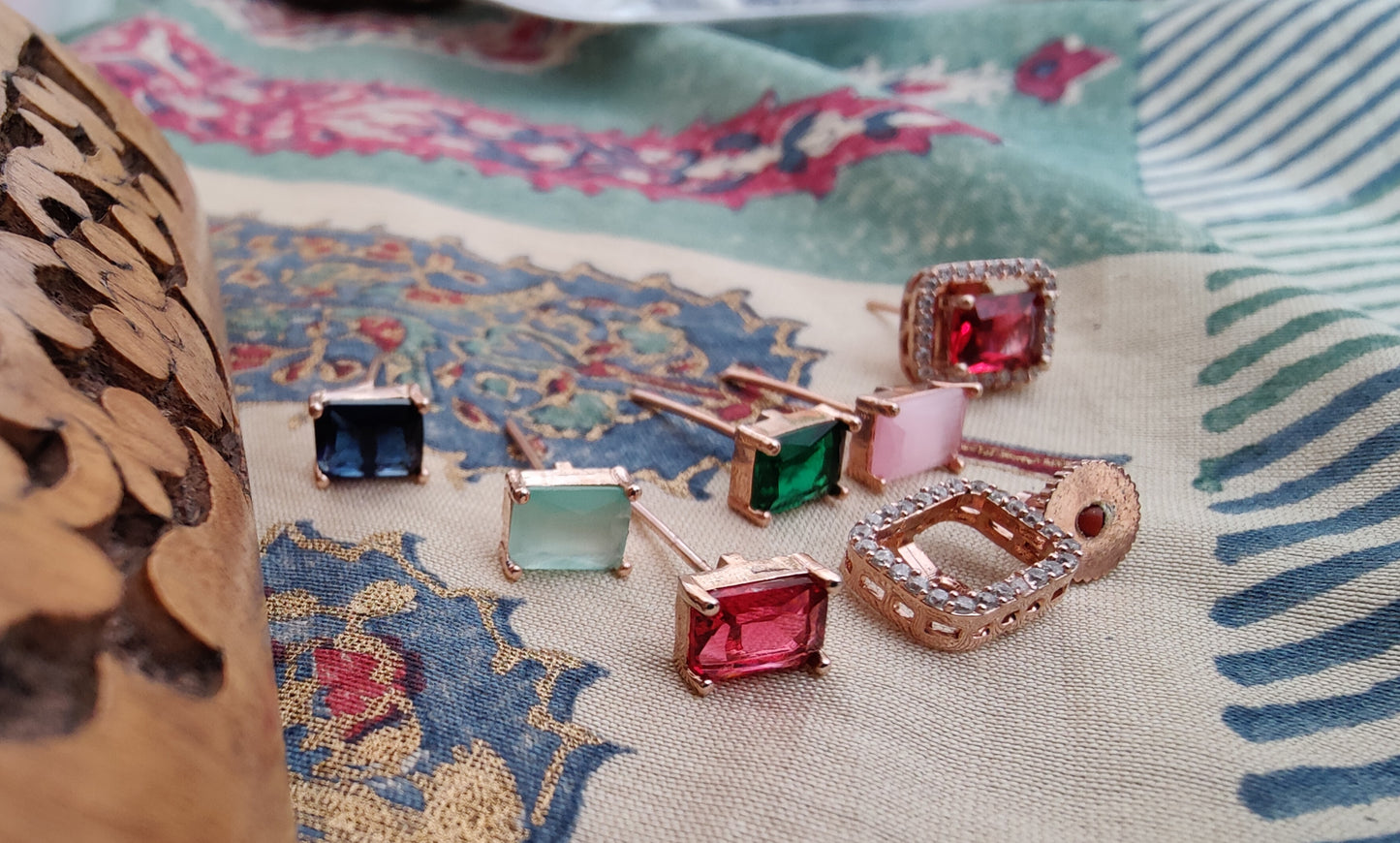Modular earrings in a rectangular design, with 5 center colors