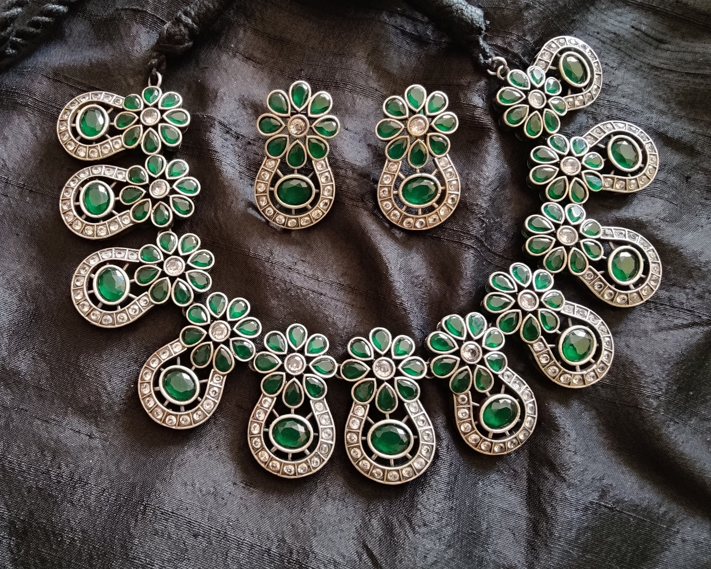 Emerald green/yellow necklace and earrings set