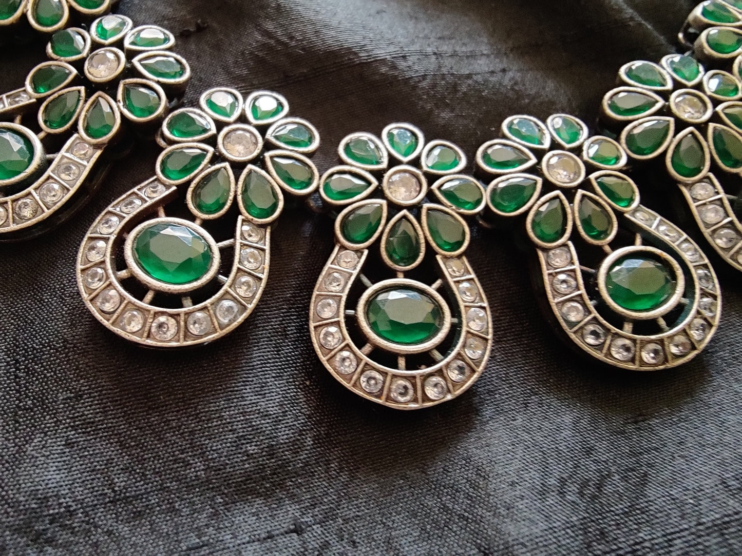 Emerald green/yellow necklace and earrings set