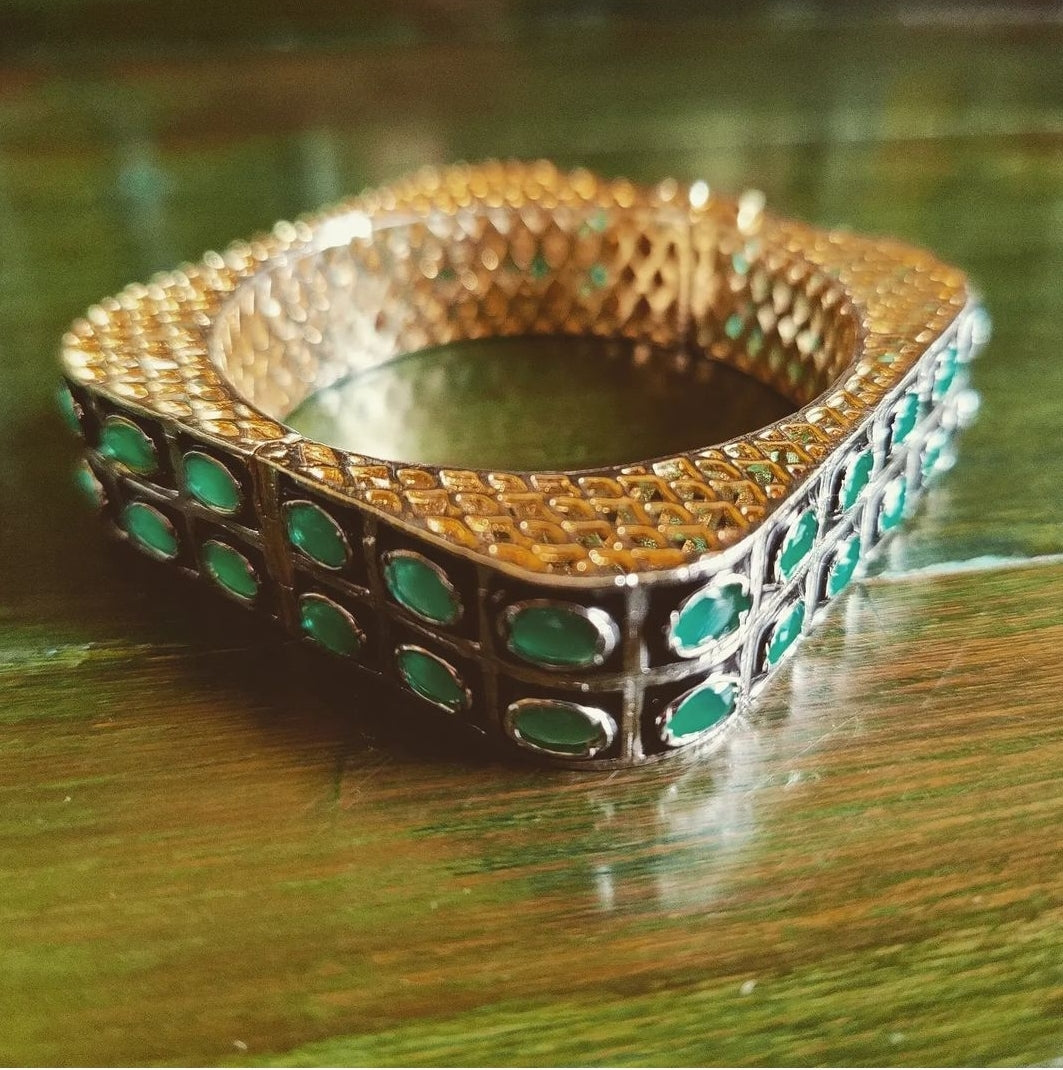 Square shaped bangle(kara) in dual tone with emerald green stone (1 pc)